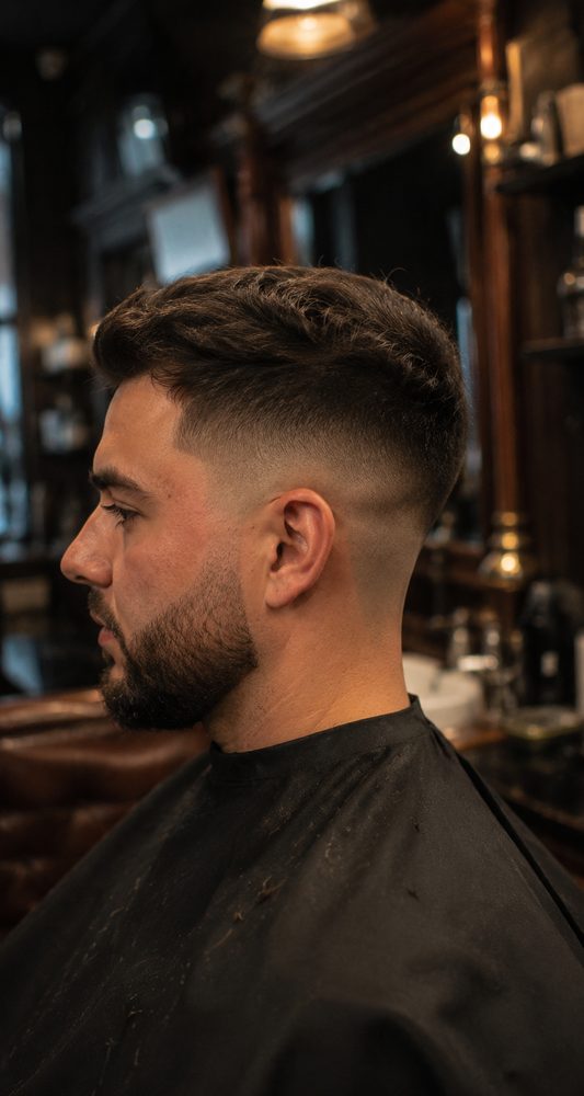 Frischer Fade-Haarschnitt