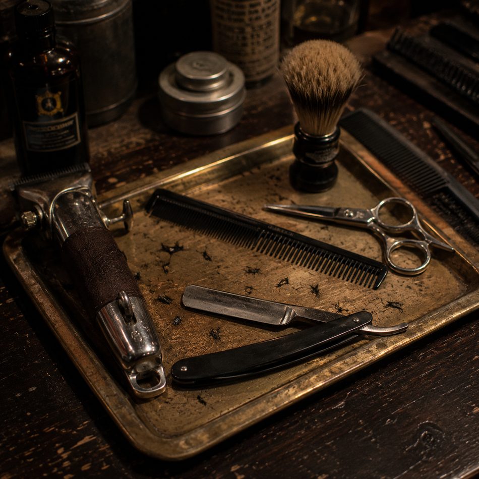 Barbier-Werkzeug auf Messingtablett