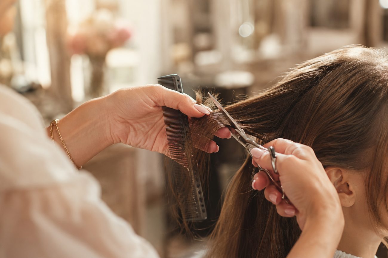 Präziser Haarschnitt mit Schere und Kamm