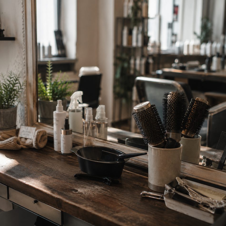 Styling-Station mit Bürsten und Produkten